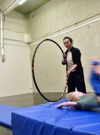 Děti se v cirkusové školce učí žonglovat i šplhat po laně