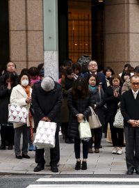 Lidé drží minutu ticha na křižovatce v Tokiu