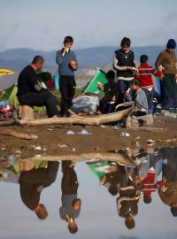 V uprchlickém táboře u řecké obce Idomeni na hranicích s Makedonií zůstávají tisíce uprchlíků