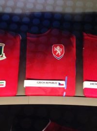 Muzeum světového fotbalu, český dres je v červené sekci mezi Rovníkovou Guineou a Vietnamem