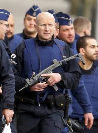 Belgická policie při protiteroristickém zásahu na předměstí Bruselu povolala posily