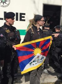 Aktivisté vyměnili na Evropské třídě několik čínských vlajek za tibetské
