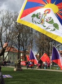 Odpůrci čínského prezidenta si na pražskou Kampu přinesli i tibetské vlajky