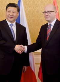 Čínský prezident Si Ťin-pching (vlevo) se 29. března v Praze setkal s předsedou vlády Bohuslavem Sobotkou