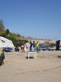 Pákistánci pobývající v ilegálním táboře na řeckém ostrově Lesbos