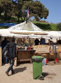 Pákistánci pobývající v ilegálním táboře na řeckém ostrově Lesbos