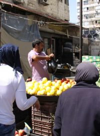 Zboží je na syrských trzích relativně dost, problém jsou ale ceny. Lidé proto už dávno nenakupují po kilech
