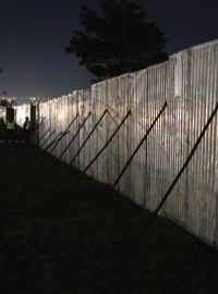 Zeď oddělující demonstranty od kongresu