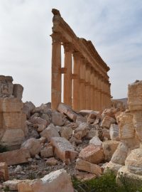 Poničené památky v syrské Palmýře
