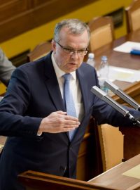 Předseda TOP 09 Miroslav Kalousek na mimořádné schůzi PS