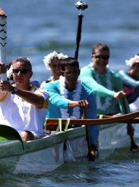 Olympijská pochodeň se projela po jezeře Paranoa, nesl ji kanoista Rubens Pompeu