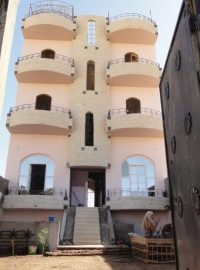 Čtyřpatrová budova, kterou Anna financovala, zůstane jejímu egyptskému manželovi