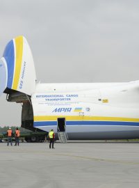 Do obřího letounu Antonov An-225 Mrija musely generátor, který je určen pro australskou rafinerii, naložit dva jeřáby.