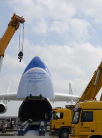 Do obřího letounu Antonov An-225 Mrija musely generátor, který je určen pro australskou rafinerii, naložit dva jeřáby.