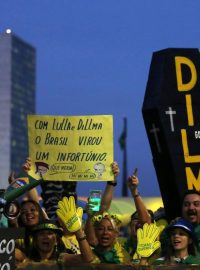 Před brazilským parlamentem demonstrovali lidé za odvolání prezidentky Rousseffové
