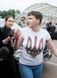 Po téměř dvou letech věznění v Rusku se dnes domů vrátila ukrajinská letkyně Nadija Savčenková
