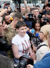 Nadiju Savčenkouvou vítá zpět na Ukrajině expremiérka Julija Tymošenková