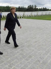Francouzský prezident François Hollande a německá kancléřka Angela Merkelová si připomněli oběti bitvy u Verdunu