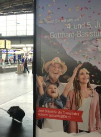 Reklamní plakat švýcarských železnic na slavnostní otevřeni Gotthardského tunelu pro veřejnost