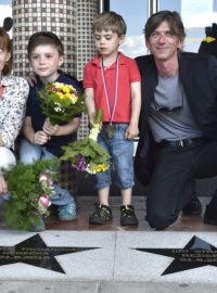 Herečka Klára Trojanová (na snímku se syny) a režisér Jiří Strach mají svou hvězdu na chodníku slávy před Velkým kinem ve Zlíně