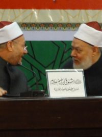 Nejvyšší egyptští duchovní jsou v dobrém rozmaru - současný muftí republiky Šaukí Allám (vlevo) se svým předchůdcem Alím Gom´ou