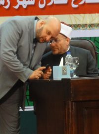 Muftí Egypta Šaukí Allám konzultuje se svým poradcem Ibráhímem Nigmem