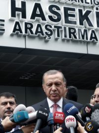 Turecký prezident Recep Tayyip Erdogan mluví s novináři před nemocnicí poblíž místa výbuchu