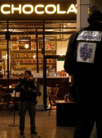 Izraelští policisté zabezpečují vstup do restaurace po útoku v centru Tel Avivu