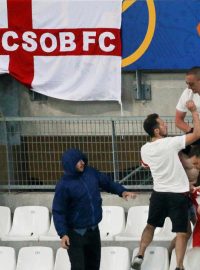 Bitka mezi ruskými a anglickými fanoušky na stadionu v Marseille