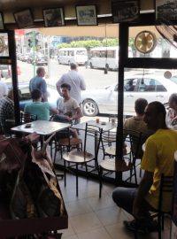 Bejrútská bistra nabízejí posezení u kávy i během ramadánu