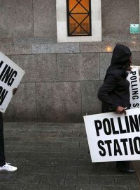 Britové hlasují v referendu, které rozhodne o setrvání země v Evropské unii