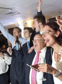 Příznivci odchodu z EU slaví oznámení výsledku z volebního obvodu Sunderland