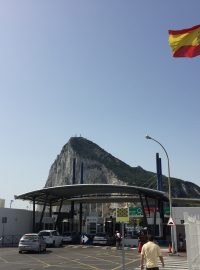 Za hraničním přechodem, u kterého vlaje španělská vlajka, už je vidět skála Gibraltaru.