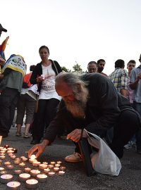 Světla na památku Milady Horákové zapálili lidé před soumrakem na pražské Kampě