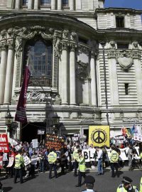 Zveřejnění zprávy sira Johna Chilcota předcházely protesty v centru Londýna