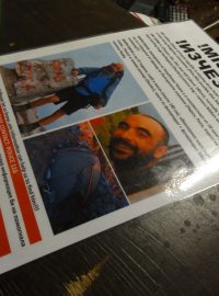 Plakát s fotkami Jiřího Váni, který v angličtině a bulharštině distribuují přátelé a bratr pohřešovaného v bulharských horách