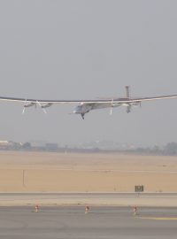 Přistání Solar Impulse 2. Přesně v 7.11 sedá letoun na runway Káhirského mezinárodního letiště