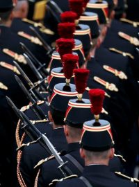 Vojáci pochodují během vojenské přehlídky při výročí dobytí Bastily