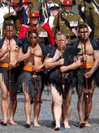 Součástí vojenské přehlídky byli i Maoři, válečníci z Nového Zélandu