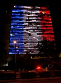 Budova senátu v mexickém hlavním městě se halí do francouzské trikolory na znamení solidarity po útoku v Nice.