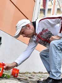 Lidé po útoku v Nice přinášejí před Francouzskou ambasádu v Praze květiny a zapalují svíčky