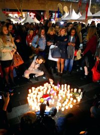 Členové australsko-francouzské komunity v Sydney zapalují svíčky po útoku v Nice