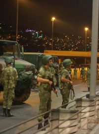 Vojáci blokují vstup na Bosporský most v Istanbulu
