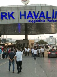 Pokus o vojenský převrat v Turecku, Atatürkovo letiště v Istanbulu