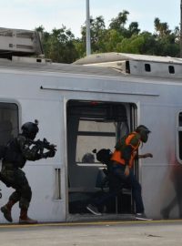Po zneškodnění teroristů vybíhají z vlaku rukojmí