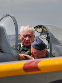 Generál Boček se po 71 letech nad Londýnem znovu proletěl ve spitfiru