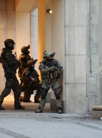 Policisté zasahovali i na mnichovském Karlově náměstí v Mnichově, tam šlo jen o planý poplach