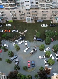 Rozvodněná řeka v Číně zaplavila také sídliště města Wuhan