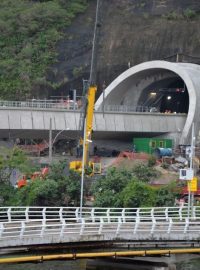 Nové metro v Riu de Janeiru. Čtvrť Barra, červen 2016. Tunel pro metro skrz žulovou skálu už je skoro hotový