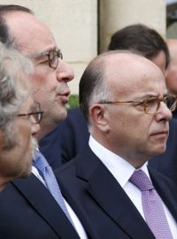 Francouzský prezident François Hollande (druhý zleva) a ministr vnitra Bernard Cazeneuve (vpravo) v Saint-Étienne-du-Rouvray